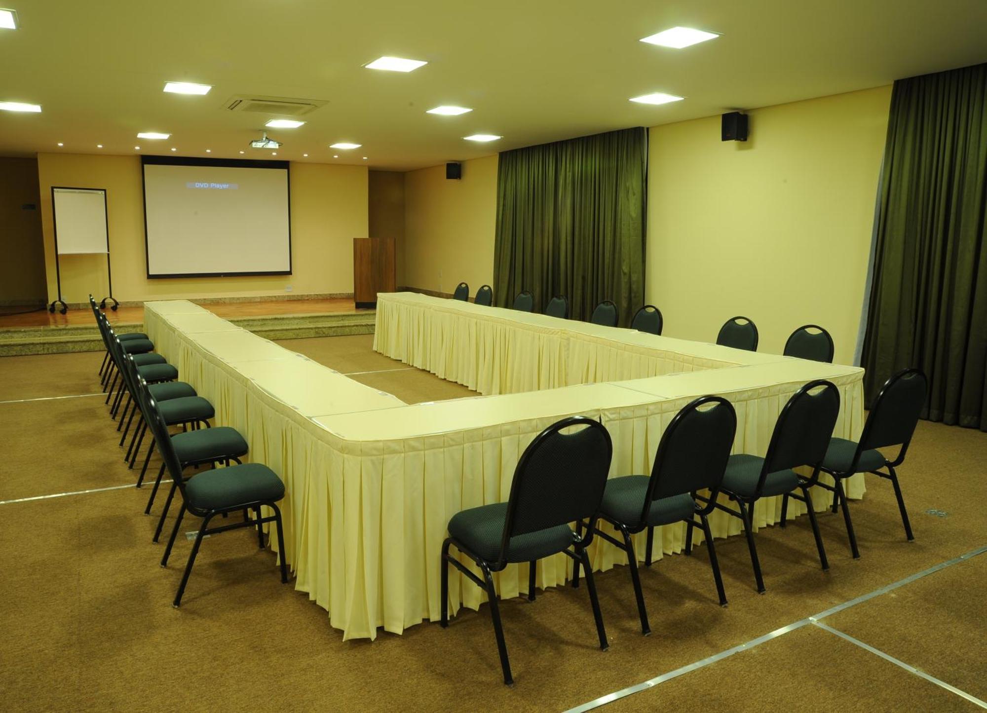 Ramada By Wyndham Furnaspark Formiga Zewnętrze zdjęcie